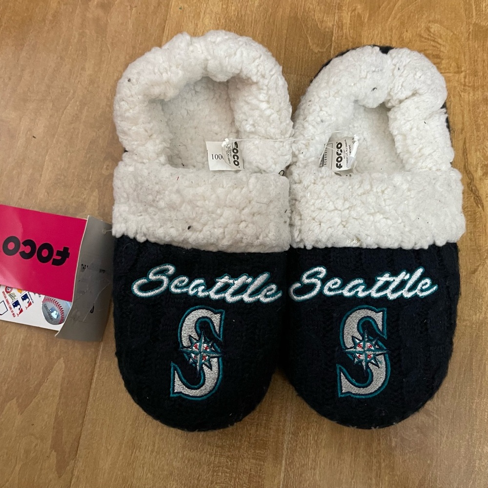 Women’s Seattle Mariner’s Fuzzy Slippers Size 5/6 NWT